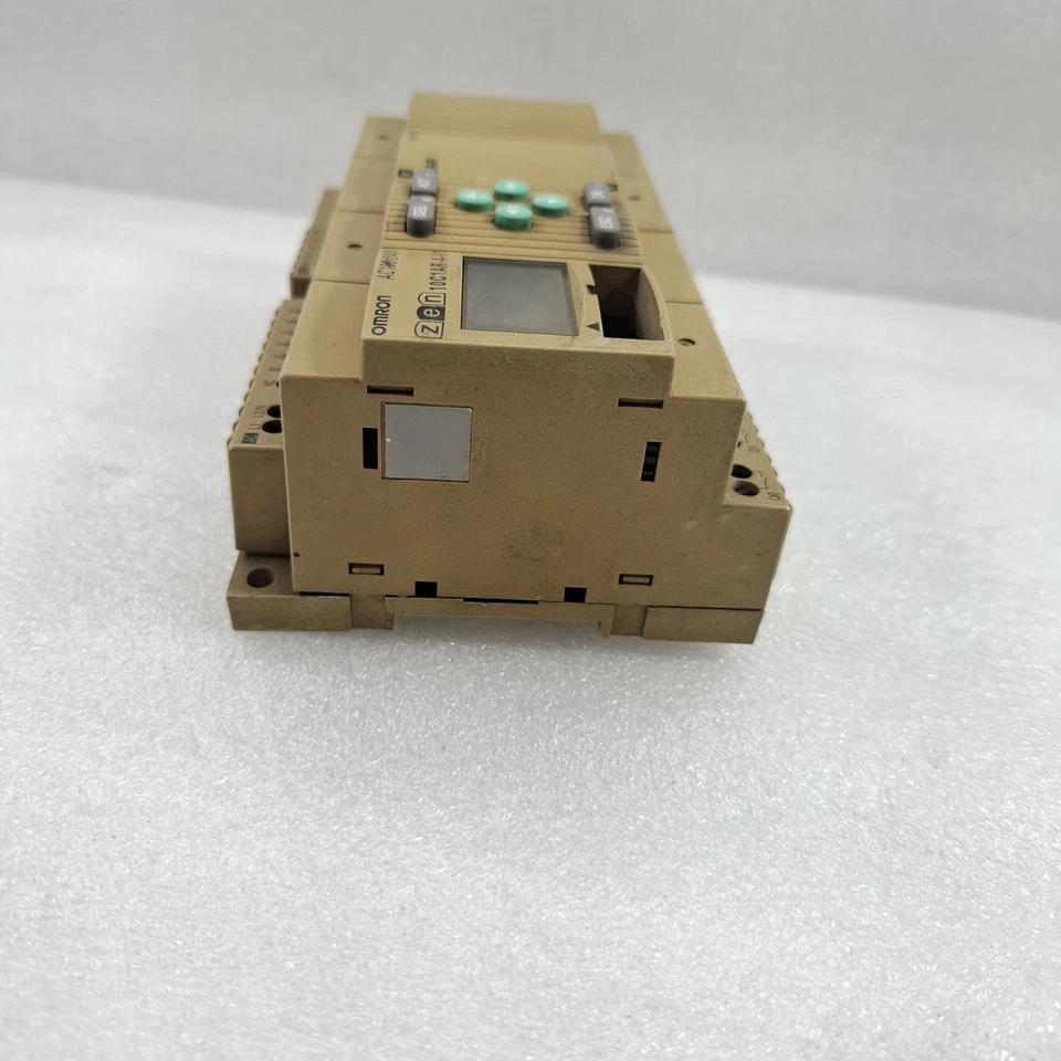 OMRON ZEN 10C1AR-A-V1 WITH ZEN-8EAR IN/OUT UNIT (LOW VISIBILITY ON DISPLAY)